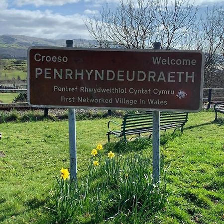 Snowdonia Rock Cottage - Cosy And Pet Friendly Penrhyndeudreath Exterior photo