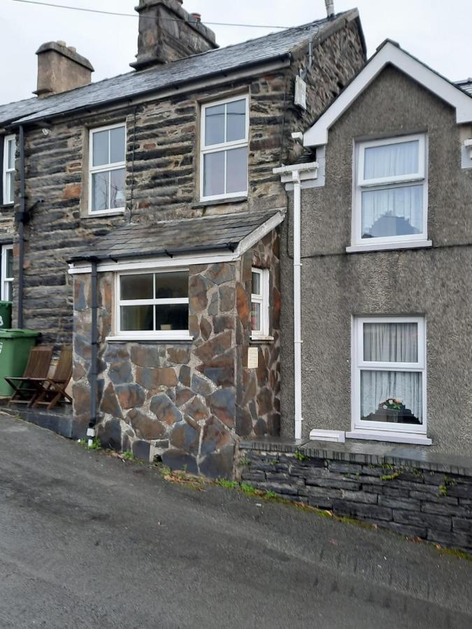 Snowdonia Rock Cottage - Cosy And Pet Friendly Penrhyndeudreath Exterior photo